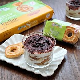 Tiramisù al bicchiere con yogurt greco
