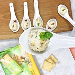 Tartufi alla robiola con cracker al riso e rosmarino